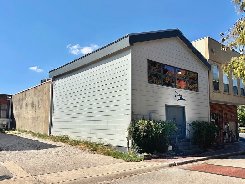 More Photos Of 1013 E 15th St, Plano Storefront For Sale