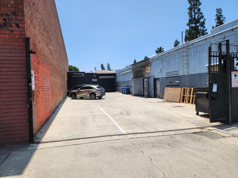 More Photos Of 2700-2710 S Broadway, Los Angeles Manufacturing For Lease