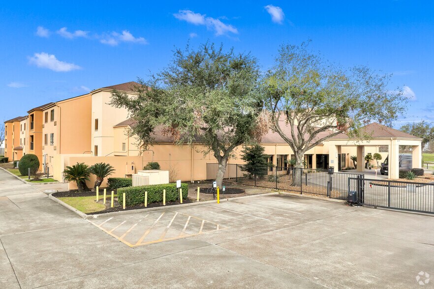 More Photos Of 9190 Gulf Fwy, Houston Hospitality For Sale