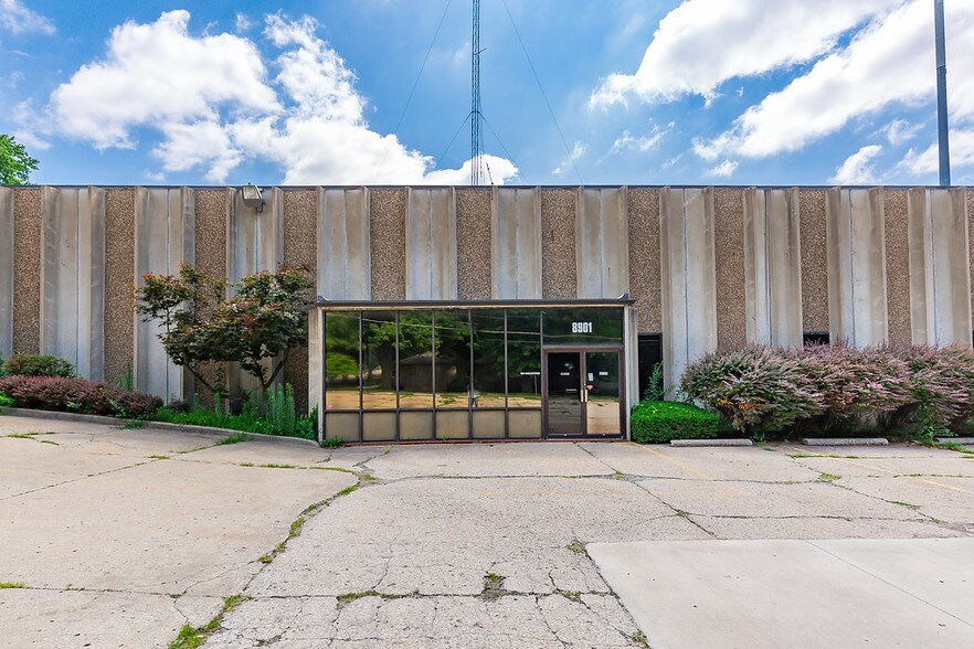 More Photos Of 8901 Washington St, Kansas City Showroom For Sale