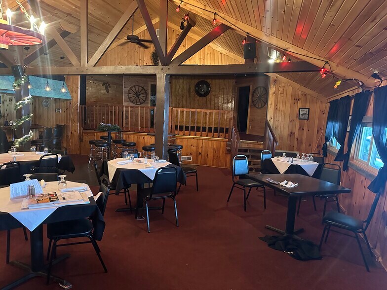 More Photos Of 4443 Chain O Lakes Rd, Eagle River Hotel For Lease
