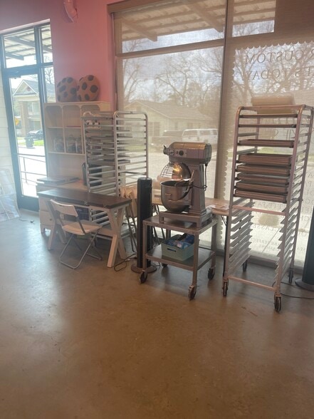 More Photos Of 305 W 27th St, Bryan Storefront For Lease