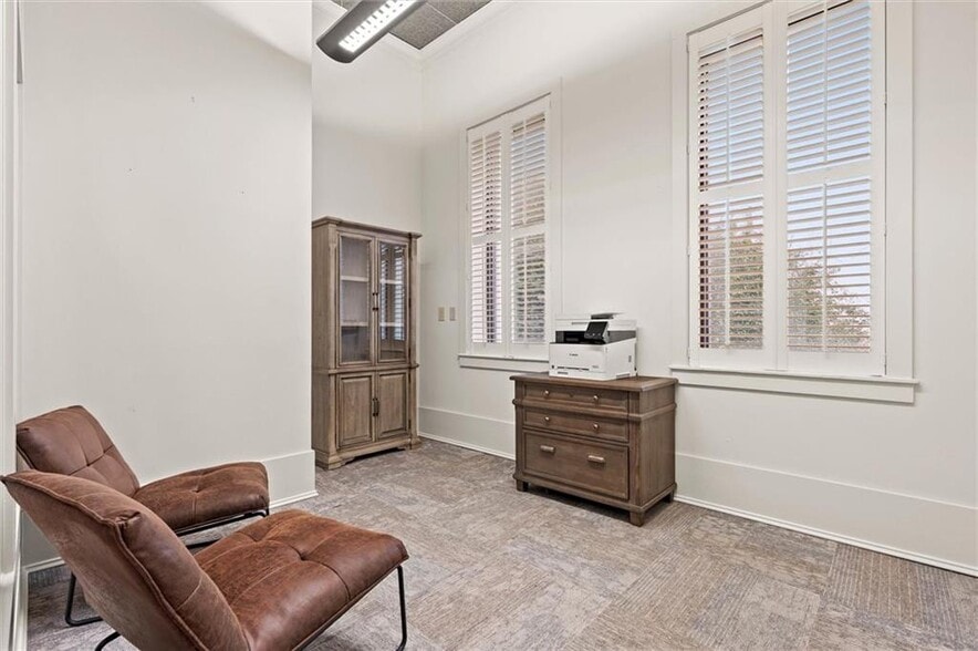 More Photos Of 7 N Royal St, Mobile Office For Sale