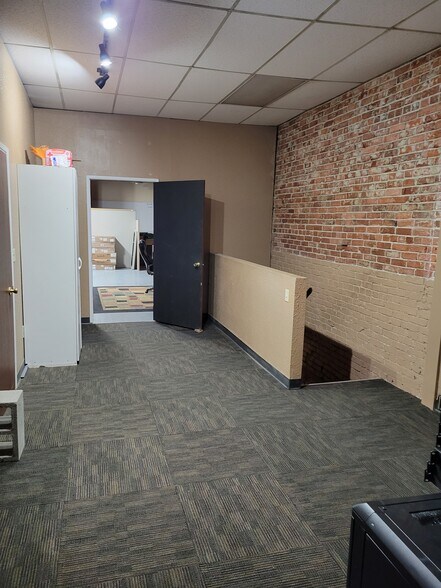 More Photos Of 909 6th St, Clarkston Storefront Retail Office For Lease