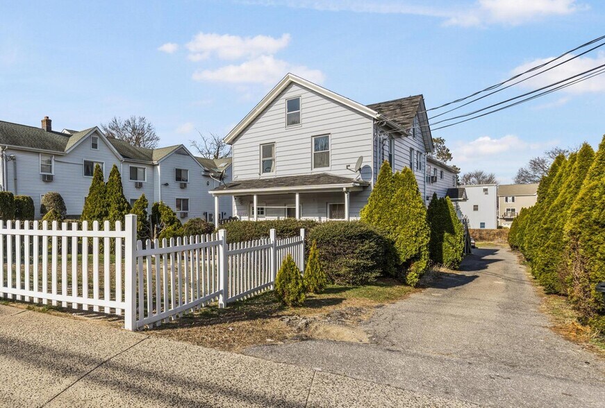 Primary Photo Of 121 Lockwood Ave, Stamford Apartments For Sale