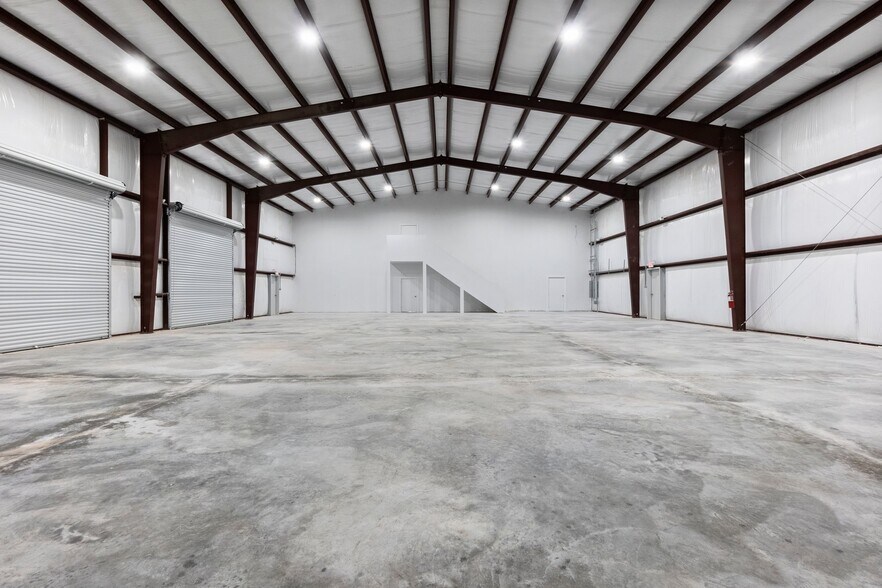 More Photos Of 11002 Sleepy Hollow Rd, Conroe Warehouse For Lease