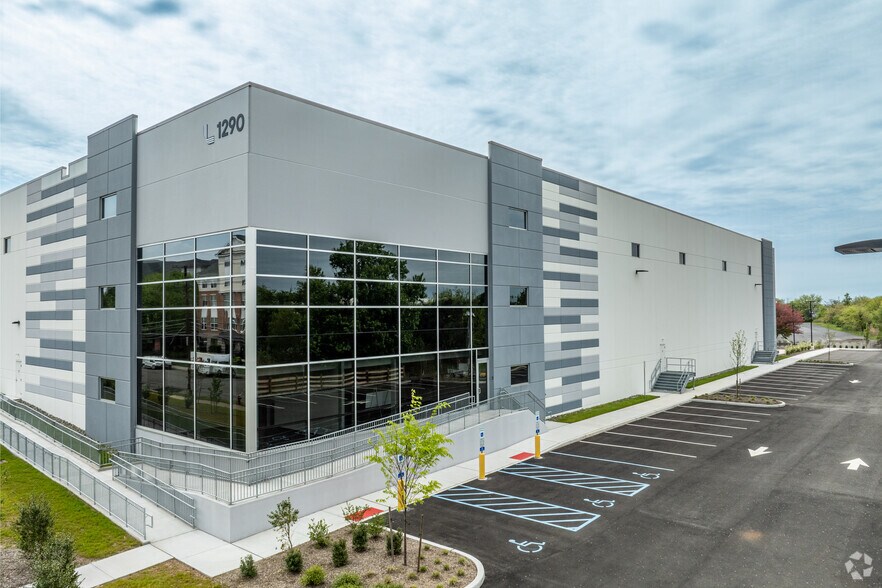 More Photos Of 1290 Wall St W, Lyndhurst Distribution For Lease