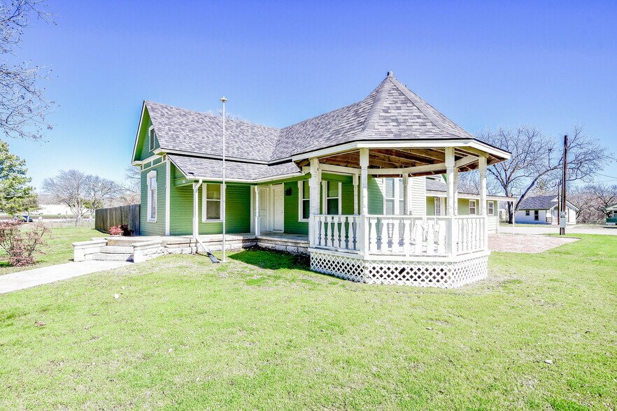 More Photos Of 512 N Travis St, Granbury Hospitality For Sale