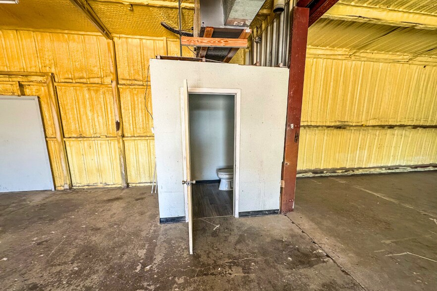 More Photos Of 140 Coin St, Fort Worth Warehouse For Sale