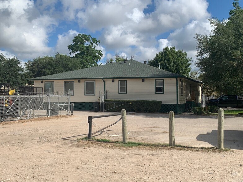 More Photos Of 12115 West Dr, Cypress Land For Lease