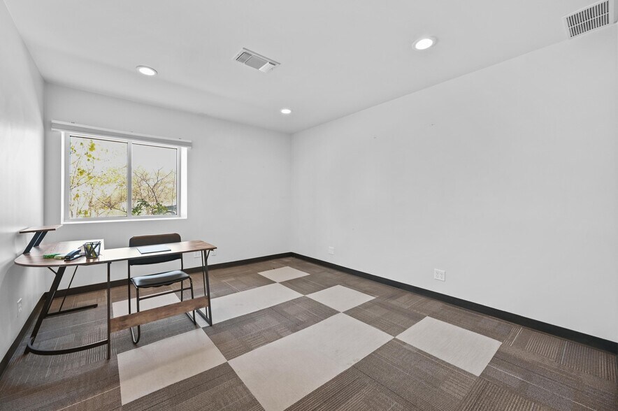 More Photos Of 103 Krebs Ln, Austin Freestanding For Lease