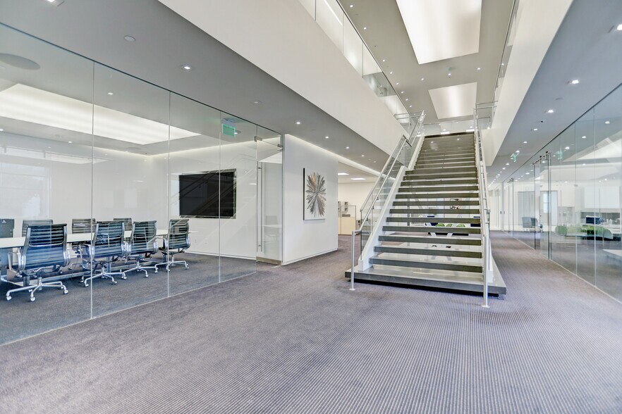 More Photos Of 3367 N Sam Houston Pky W, Houston Warehouse For Lease