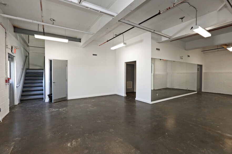 More Photos Of 100 Sunrise Av, Toronto Warehouse For Lease
