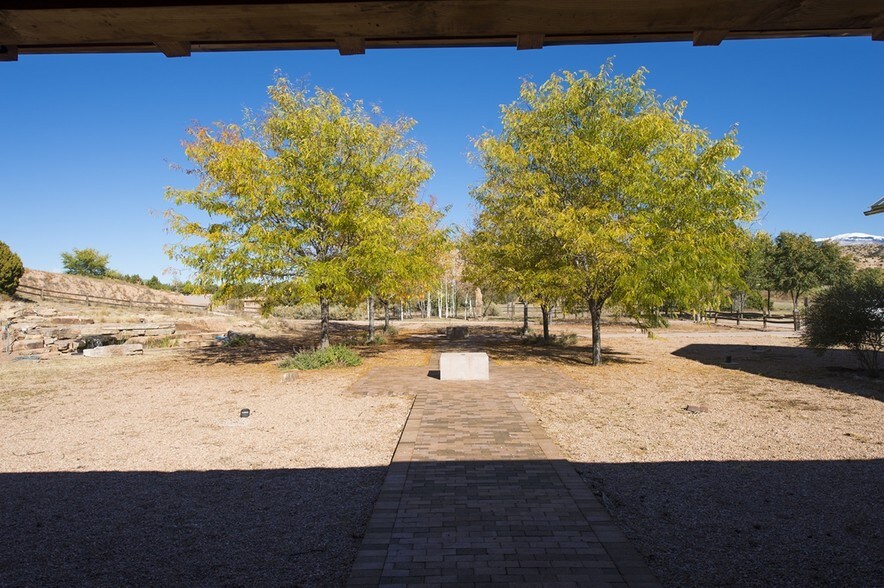 More Photos Of 5 Banana Ln, Santa Fe Freestanding For Lease