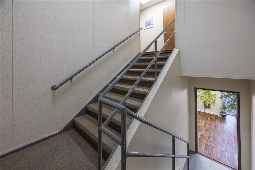 More Photos Of 812 Lexington Dr, Plano Office For Sale