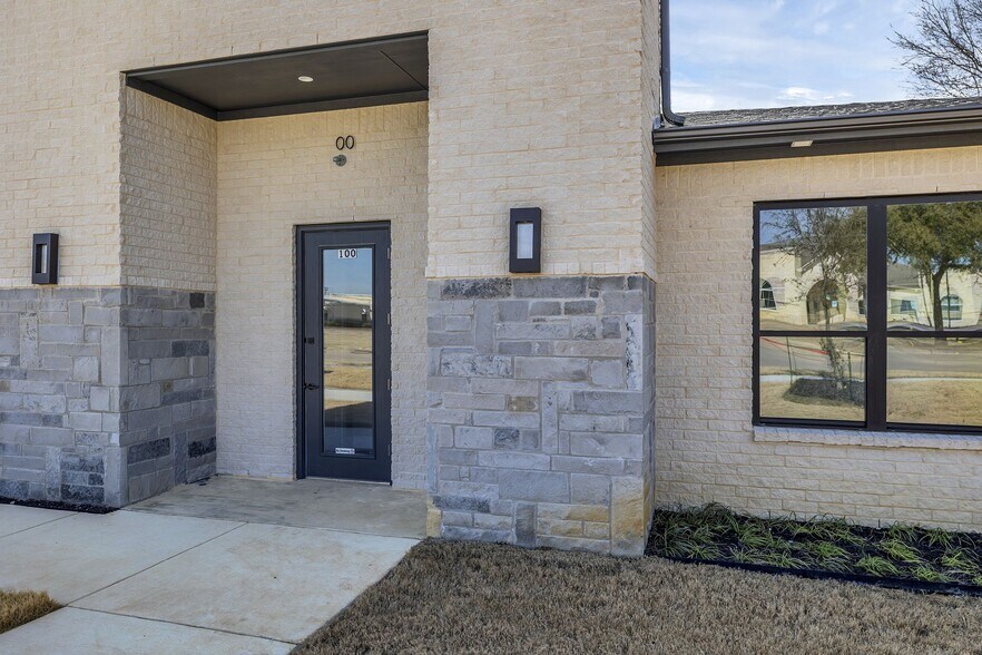More Photos Of 1701 Fountainview Dr, Mansfield Office For Sale