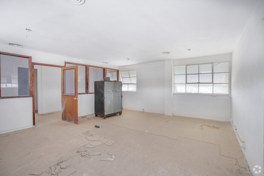 More Photos Of 625 Humble Ave, San Antonio Warehouse For Sale