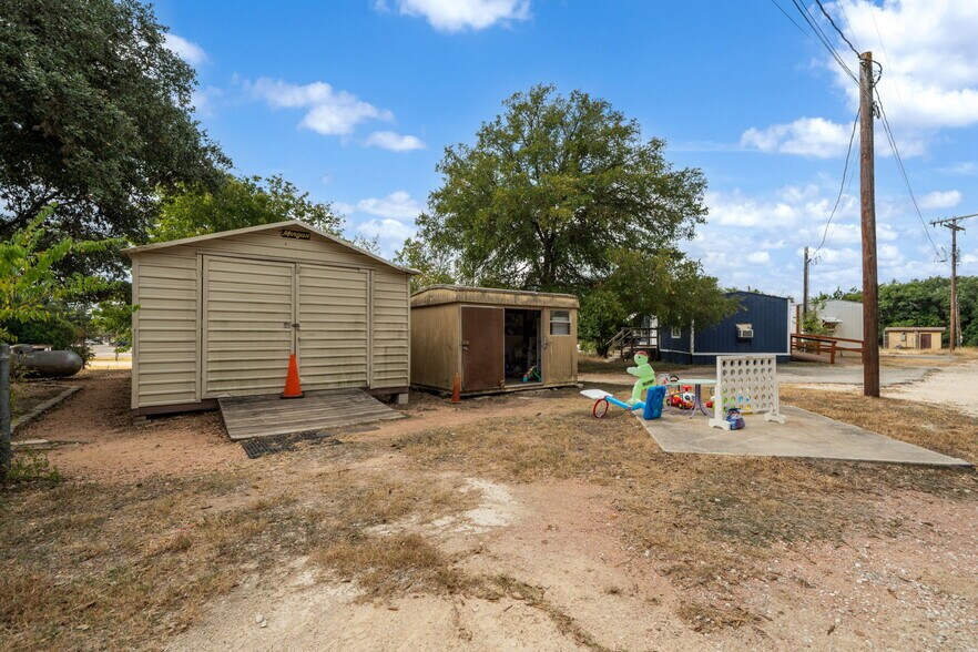More Photos Of 930 N School St, Boerne Office For Sale