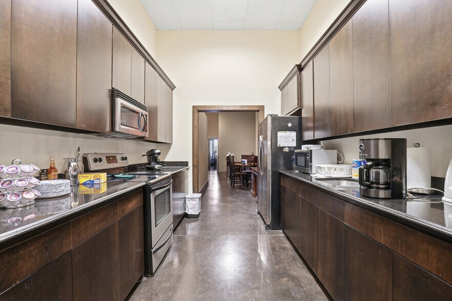 More Photos Of 140 E Main St, Lewisville Office For Sale