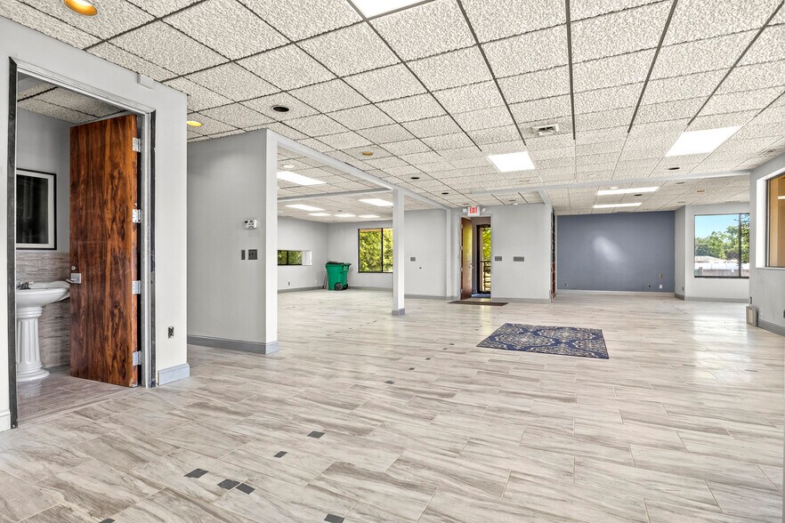 More Photos Of 24724 Lahser Rd, Southfield Office For Sale