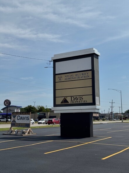 More Photos Of 1550-1570 W Battlefield St, Springfield Freestanding For Lease