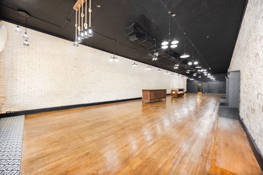 More Photos Of 1118 18th St, Hondo Storefront For Sale