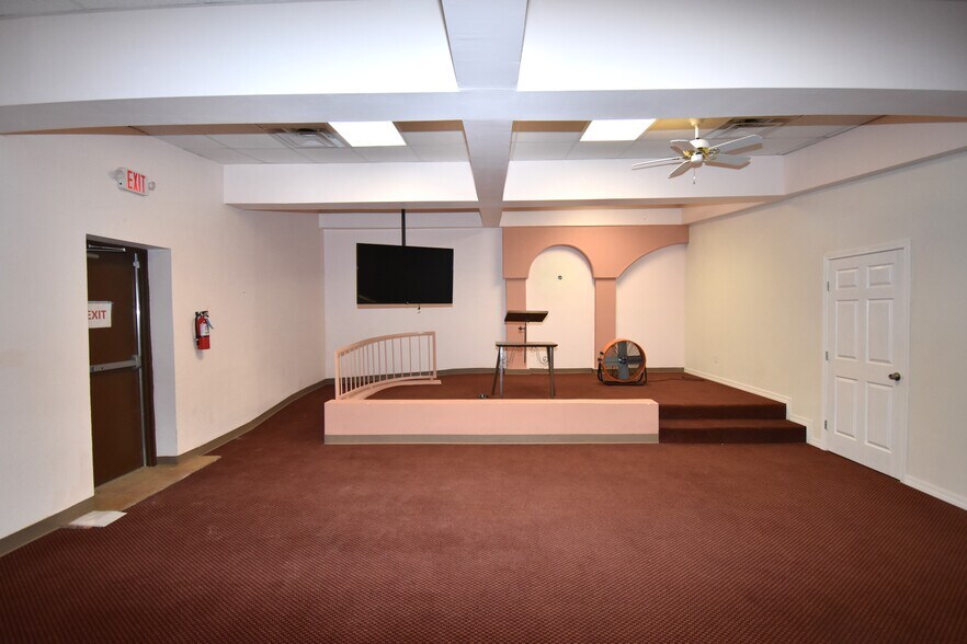 More Photos Of 201 Third NW St, Fabens Showroom For Sale