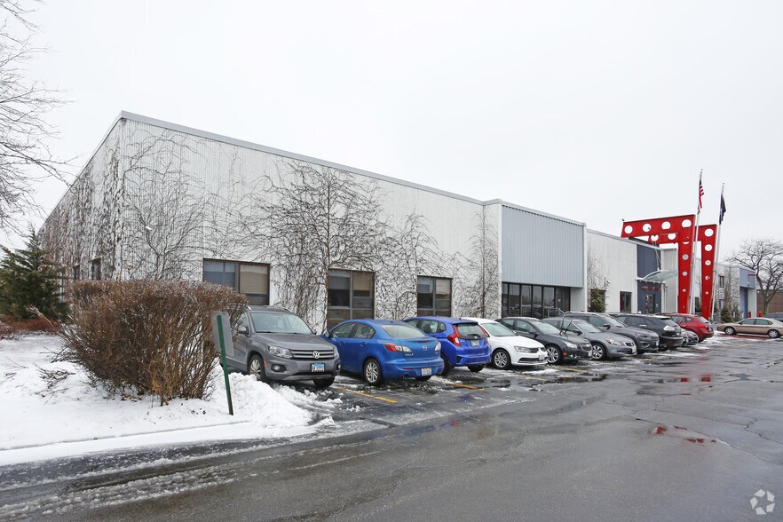 More Photos Of 3100-3150 Commercial Ave, Northbrook Manufacturing For Sale