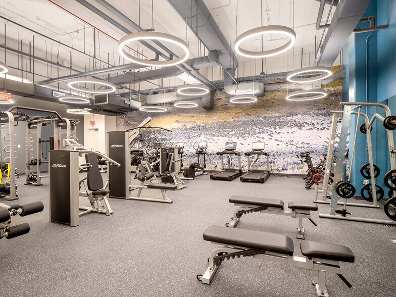 More Photos Of 2461 S Clark St, Arlington Office For Lease