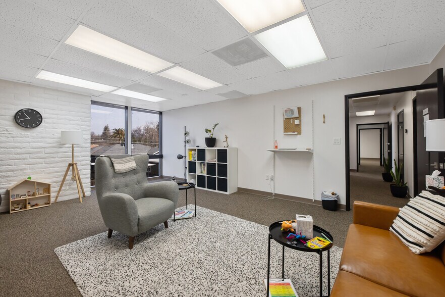 More Photos Of 1620 W Mineral King Ave, Visalia Office For Sale