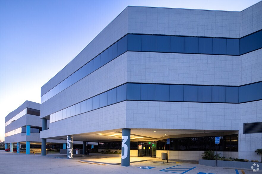 More Photos Of 6345 Balboa Blvd, Encino Unknown For Lease