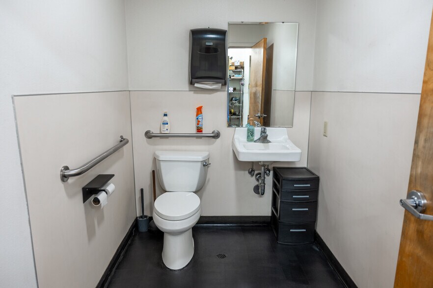 More Photos Of 1890 SW 18th Ave, Ontario Specialty For Sale
