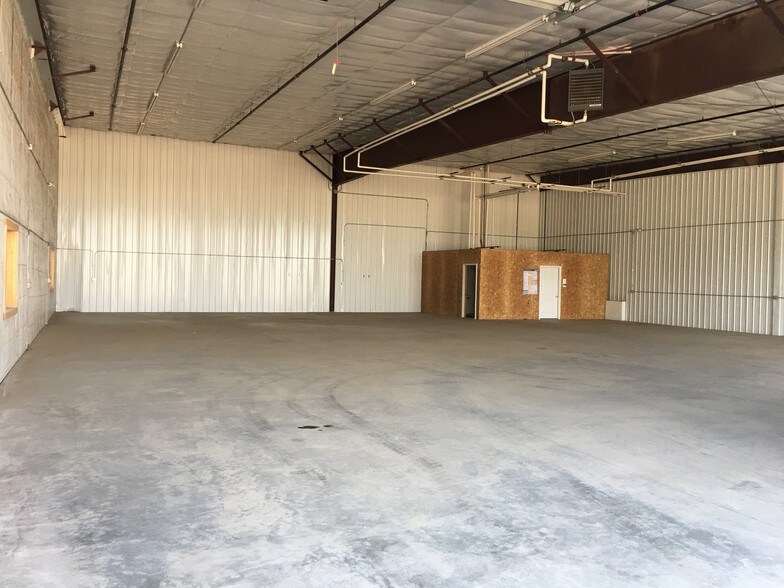 More Photos Of 309 40th Ave NW, Minot Warehouse For Lease