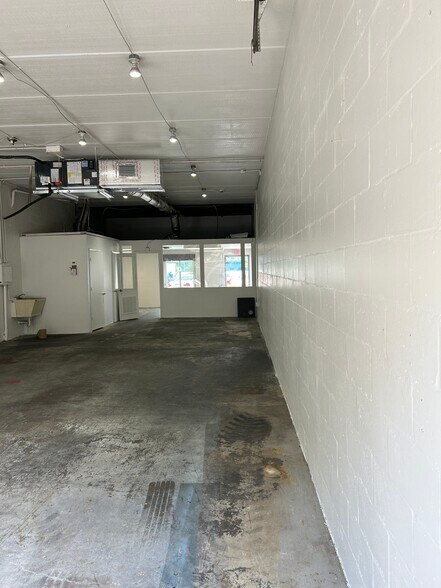 More Photos Of 3003-3015 62nd Ave, Bradenton Showroom For Lease