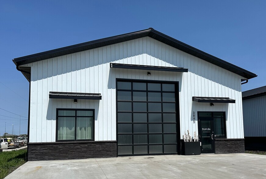 More Photos Of 2955 Thunder, Fargo Warehouse For Sale