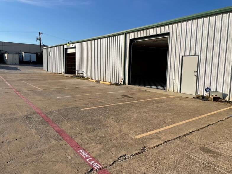 More Photos Of 250 Bank St, Southlake Warehouse For Lease
