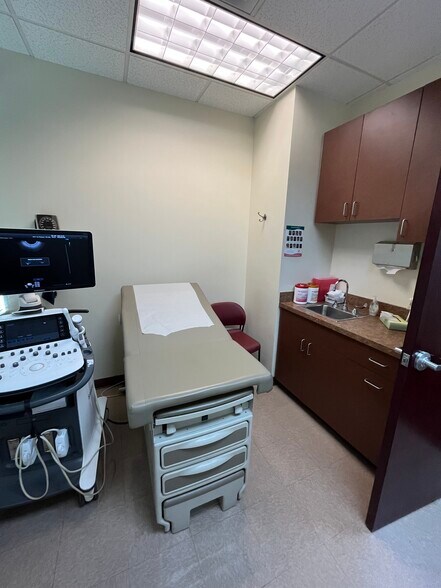 More Photos Of 41810 N Venture Dr, Phoenix Medical For Lease