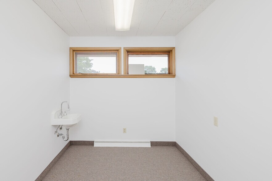 More Photos Of 506 Main St, Hollandale Office For Sale