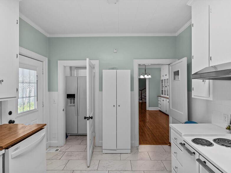 More Photos Of 302 W College St, Enterprise Flex For Sale