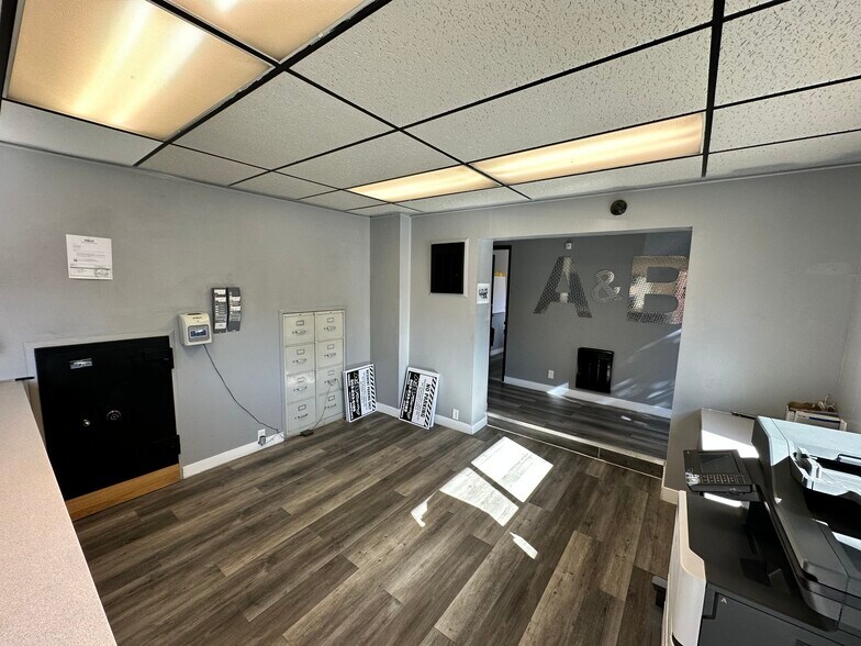 More Photos Of 3455 SE 21st Ave, Portland Service For Sale