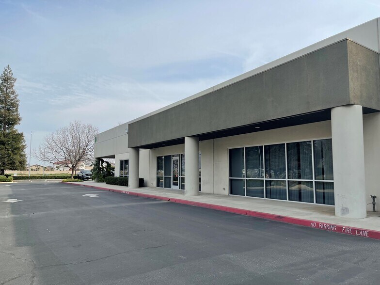 More Photos Of 2695 N Fowler Ave, Fresno Flex For Lease