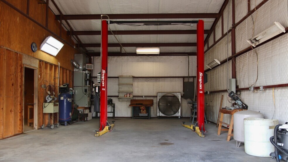 More Photos Of 645 NW 564 loop, Mineola Auto Repair For Lease