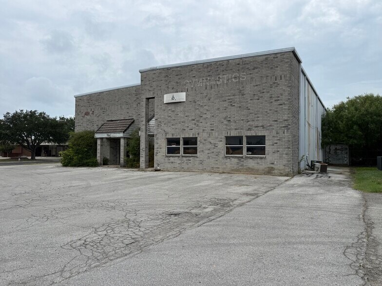 More Photos Of 7927 Mainland Dr, San Antonio Warehouse For Sale