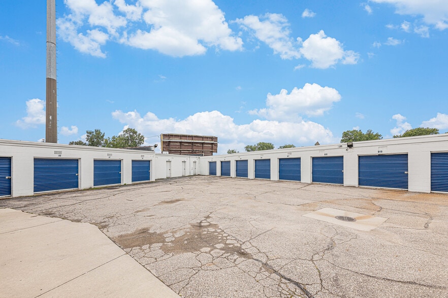 More Photos Of 33833 Garnet St, Clinton Township Self Storage For Sale