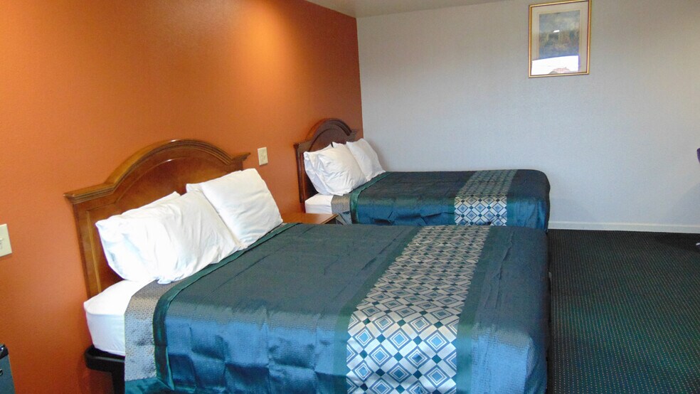More Photos Of 2111 Whitley Ave, Corcoran Hotel For Sale