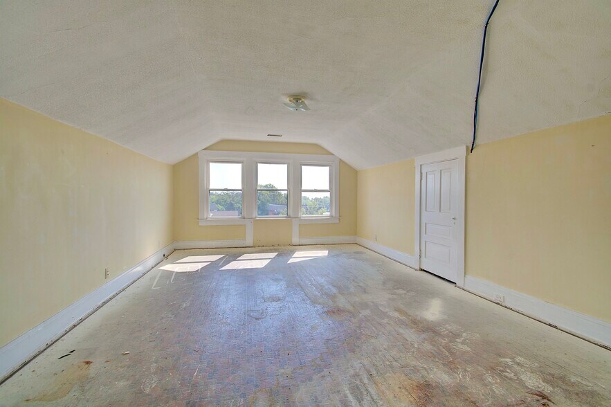 More Photos Of 33 N Fort Thomas Ave, Fort Thomas Office For Sale