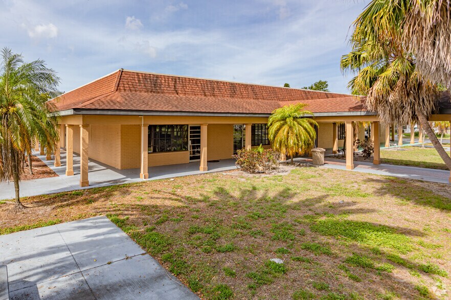 More Photos Of 7050 Winkler Rd, Fort Myers Restaurant For Lease
