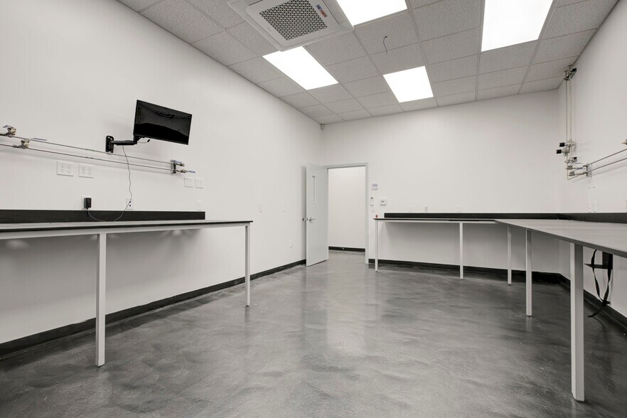 More Photos Of 18417 Bryant St, Northridge Service For Sale