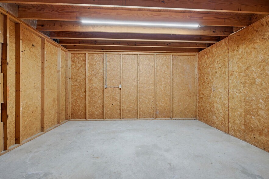 More Photos Of 224 E Cottage St, Sherman Warehouse For Sale