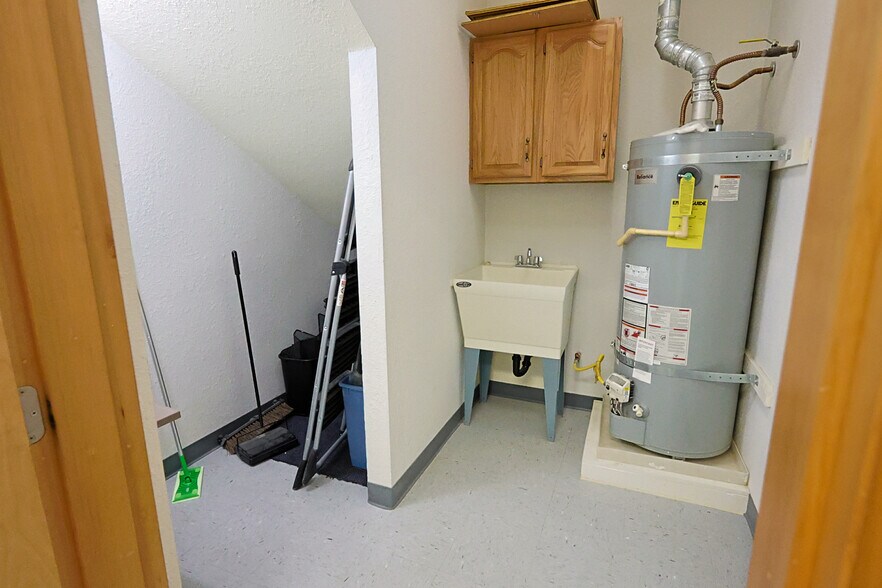 More Photos Of 137 Hall Ave, Coos Bay Office For Sale